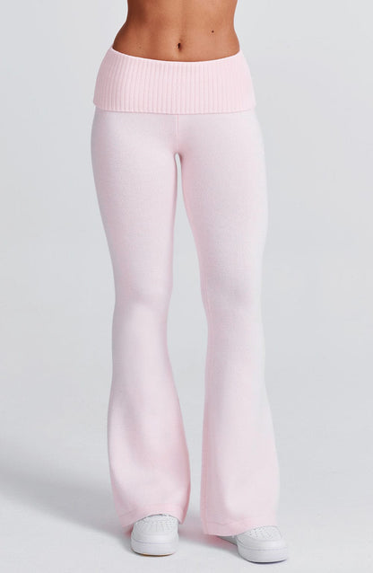 Pantalón rosa acampanado de punto acanalado con cintura elástica y bajos abiertos.
