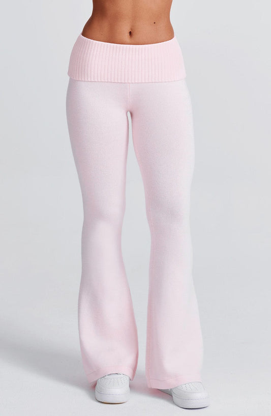 Pantalón rosa acampanado de punto acanalado con cintura elástica y bajos abiertos.