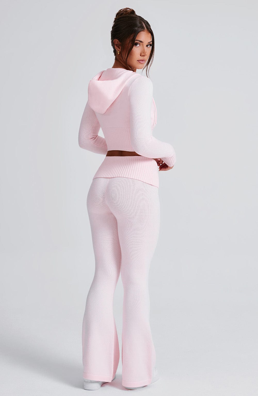 Pantalón rosa acampanado de tejido acanalado, pierna amplia; vista lateral
