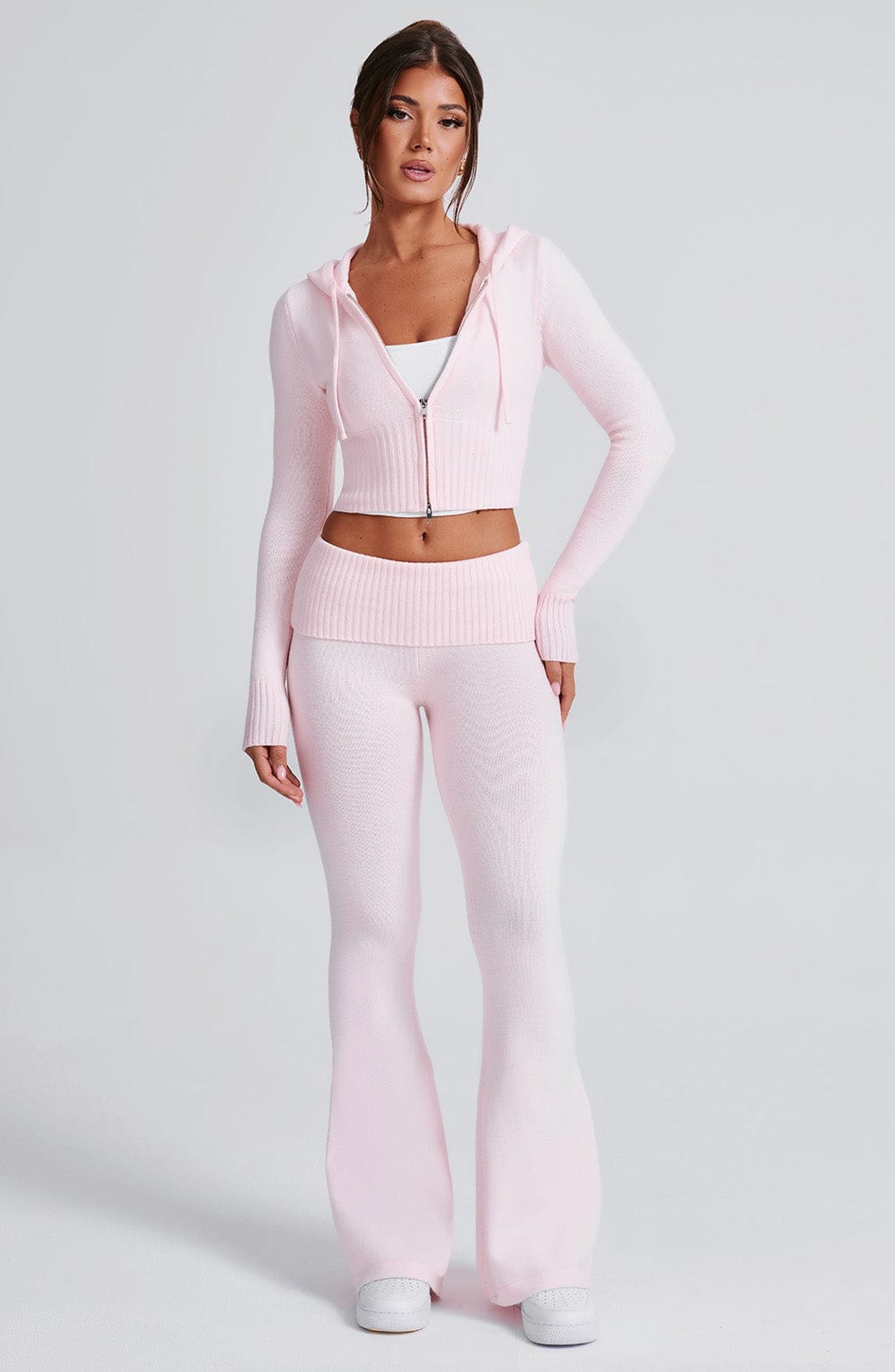 Pantalón rosa claro de punto acanalado con cintura elástica y bajo acampanado.