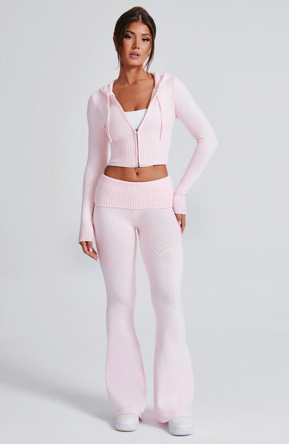 Pantalón rosa claro de punto acanalado con cintura elástica y bajo acampanado.