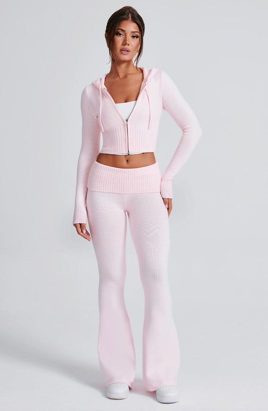 Pantalón rosa claro de punto acanalado con cintura elástica y bajo acampanado.