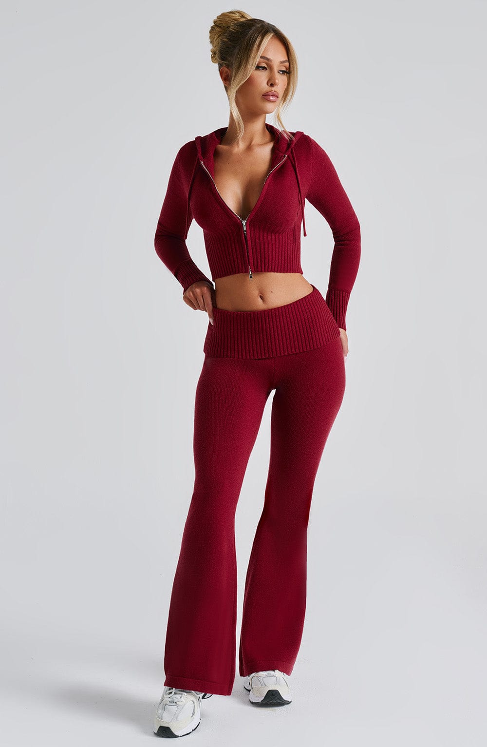 Pantalón acampanado rojo de punto, tiro medio y bajo ensanchado.
