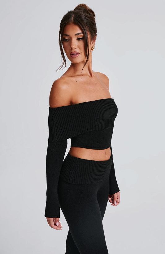 Top negro acanalado off-shoulder con hombros caídos y mangas largas, bajo corto