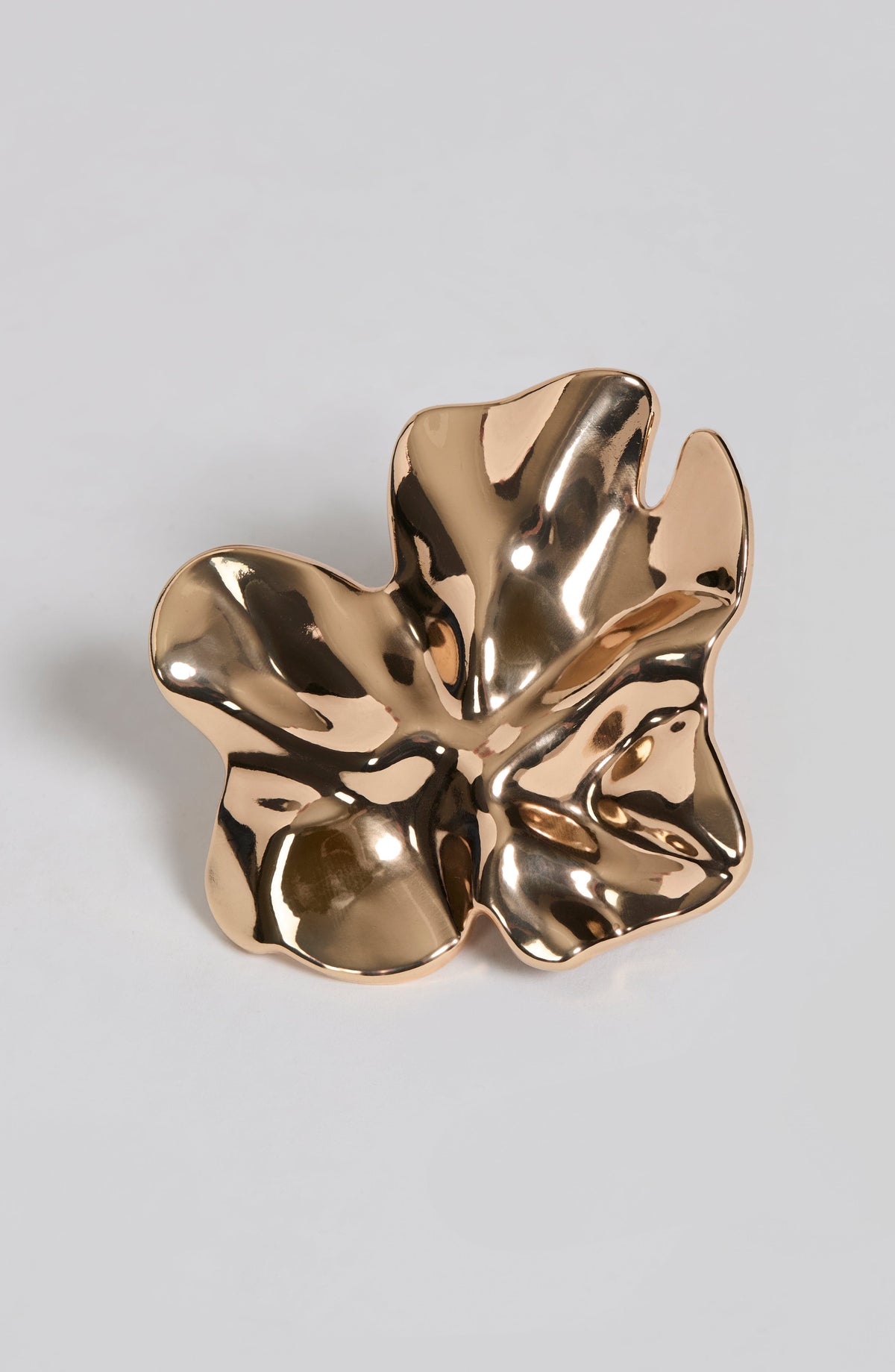 Broche REYA dorado con flor metálica de pétalos curvos