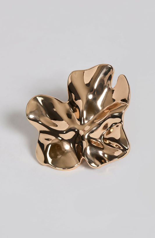 Broche REYA dorado con flor metálica de pétalos curvos
