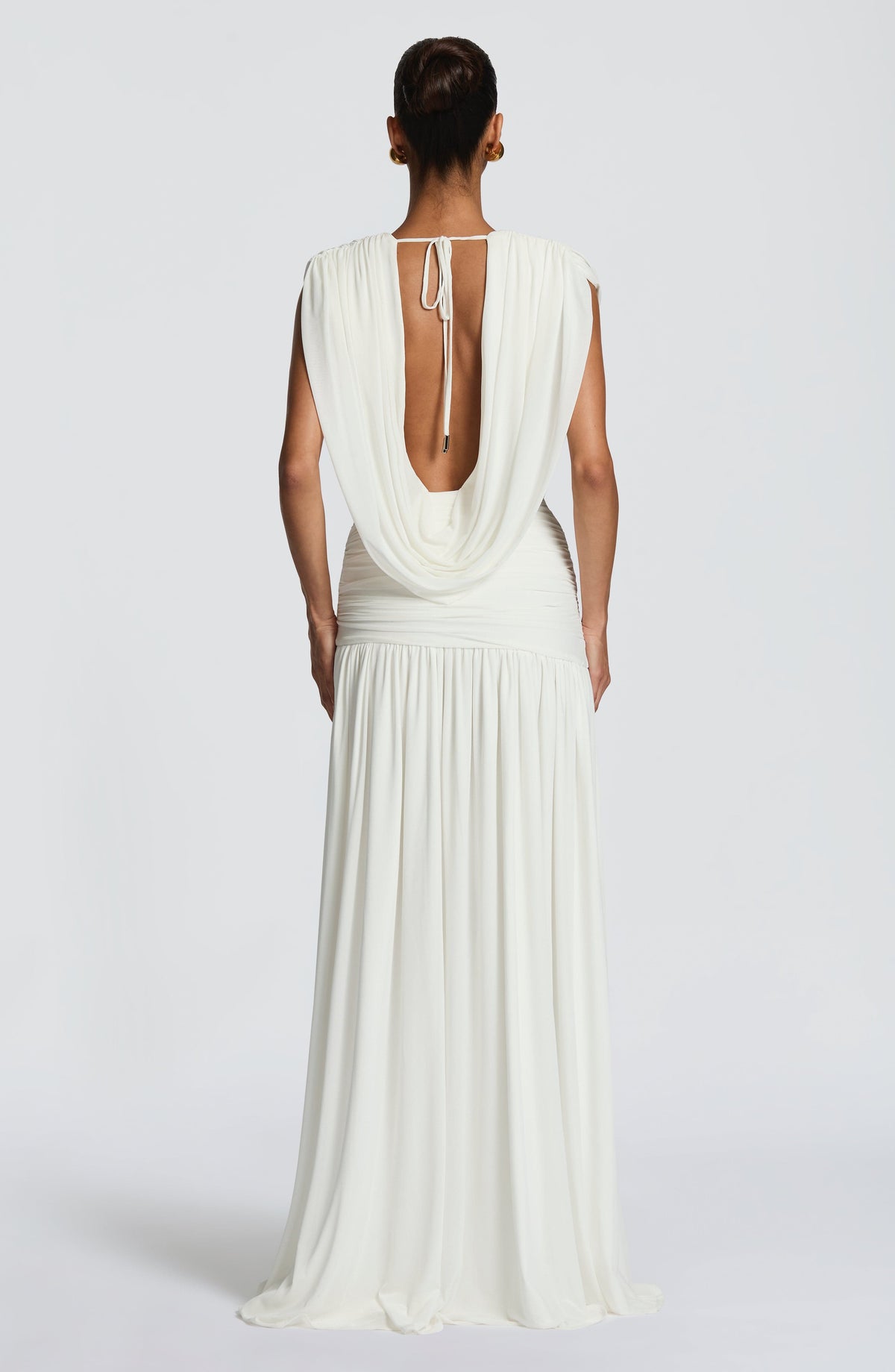 Vestido ROCÍO blanco con espalda abierta y pliegues en la cintura, largo