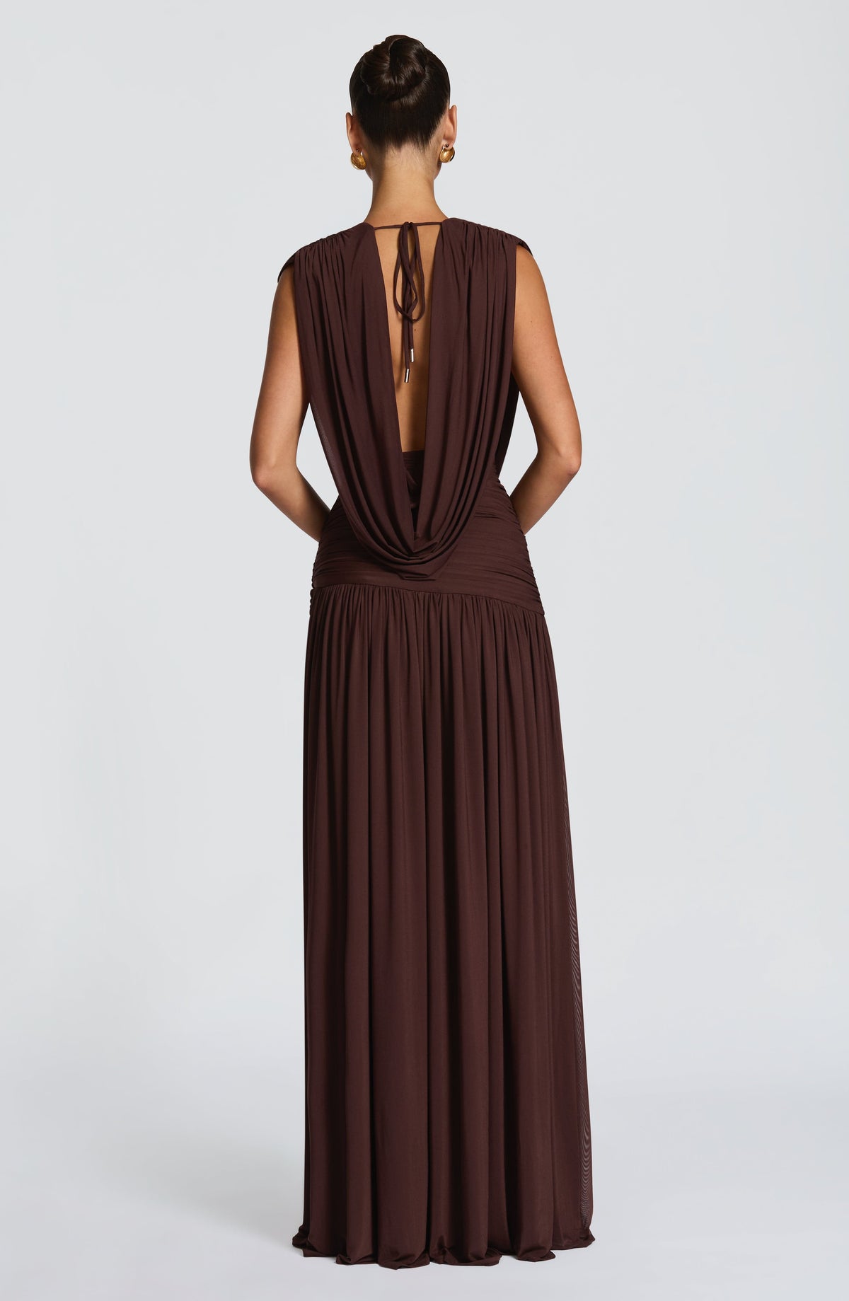 Vestido largo marrón con espalda drapeada y falda con caída fruncida