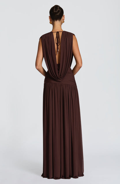 Vestido largo marrón con espalda drapeada y falda con caída fruncida