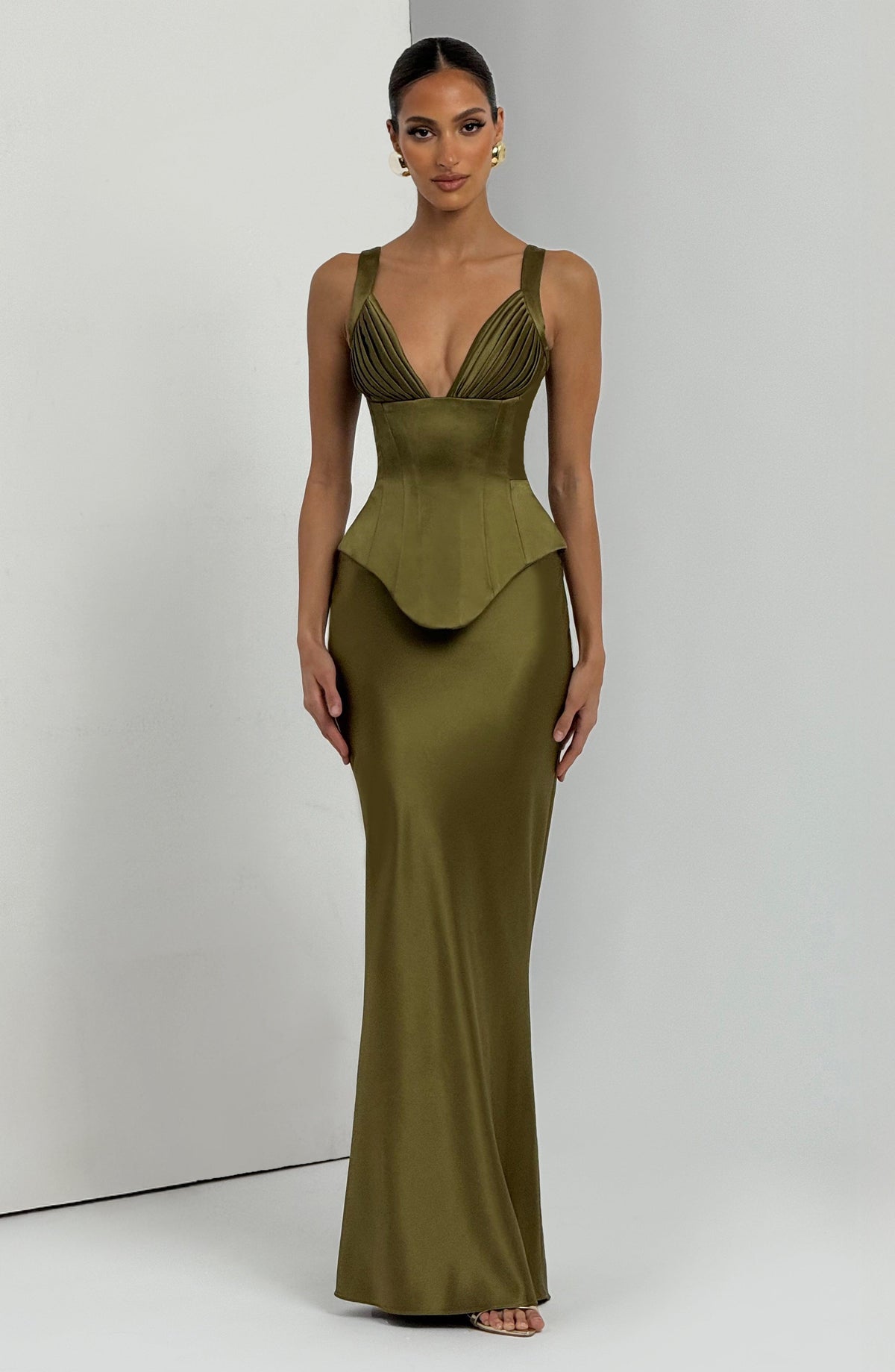 Corsé verde oliva con falda larga y peplum, vista frontal completa