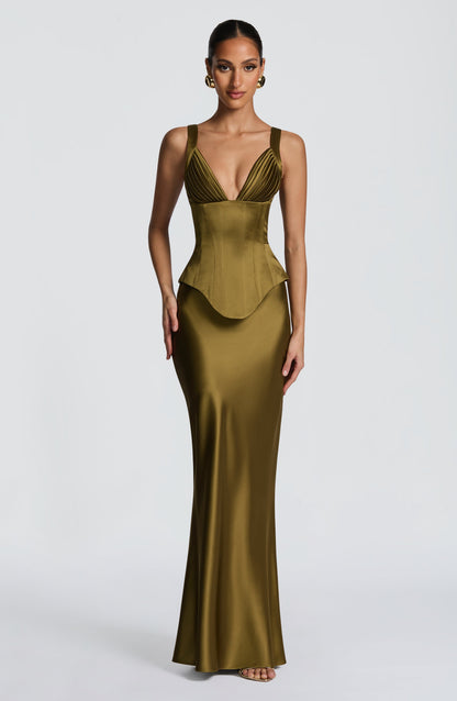 Corsé verde oliva con peplum frontal, tirantes finos y falda larga ajustada