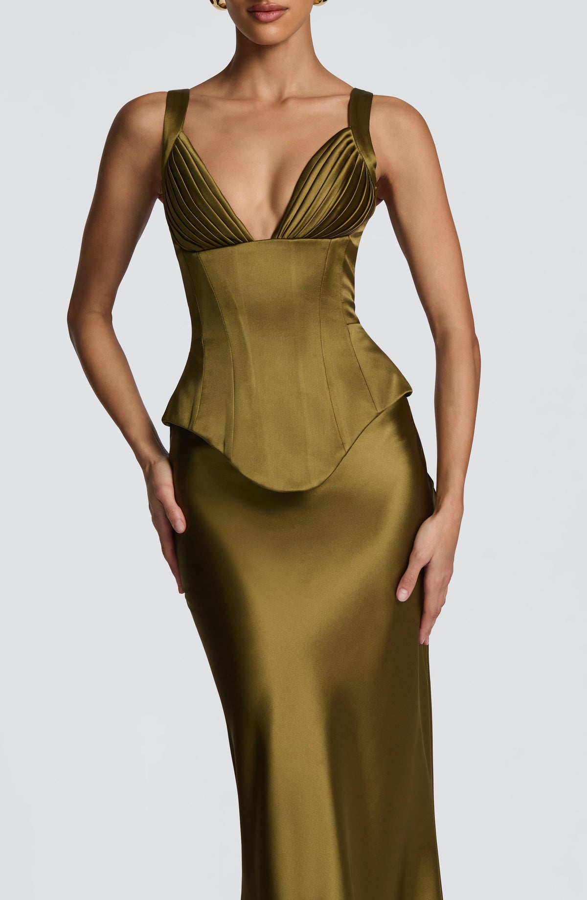 Corsé verde oliva con escote en V, tirantes rayados y peplum frontal