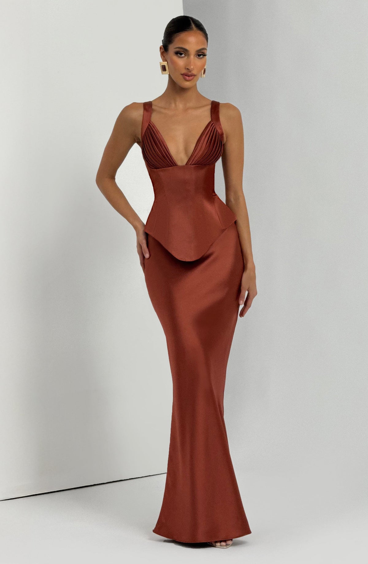 Vestido corsé terracota satinado, escote pico, falda larga ajustada y caída entallada
