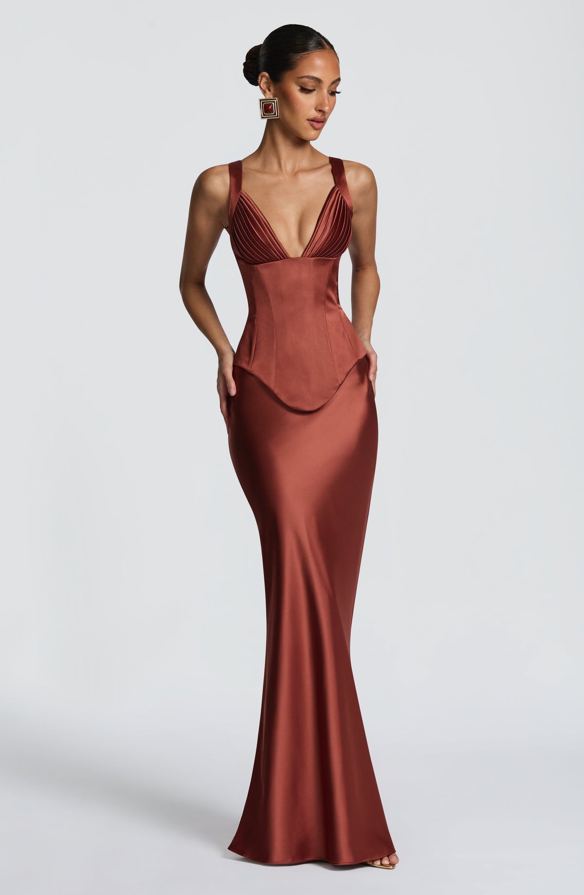 Vestido corsé terracota satinado, vista de tres cuartos con tirantes de franjas y falda sirena