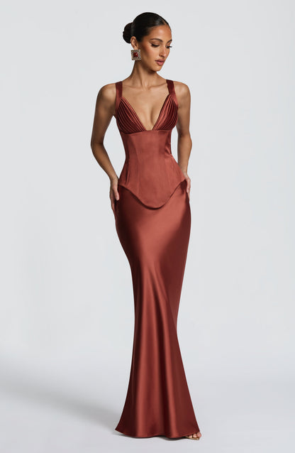 Vestido corsé terracota satinado, vista de tres cuartos con tirantes de franjas y falda sirena