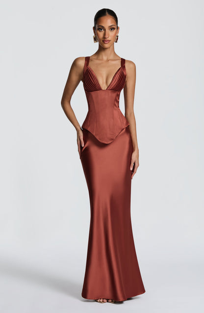 Vestido corsé terracota satinado, frente completo con escote pico y tirantes fruncidos