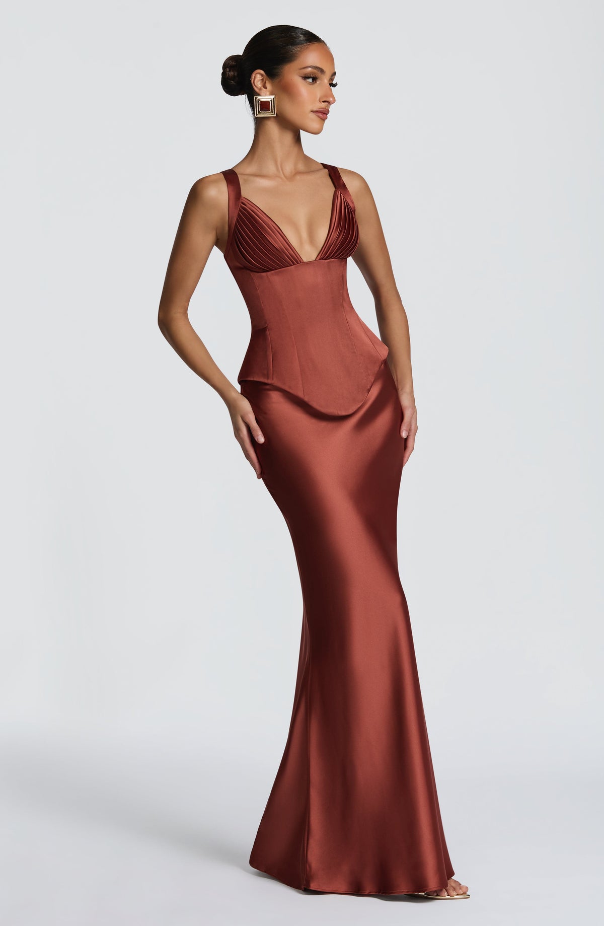 Vestido corsé terracota satinado, escote pico, falda sirena larga y tirantes con líneas