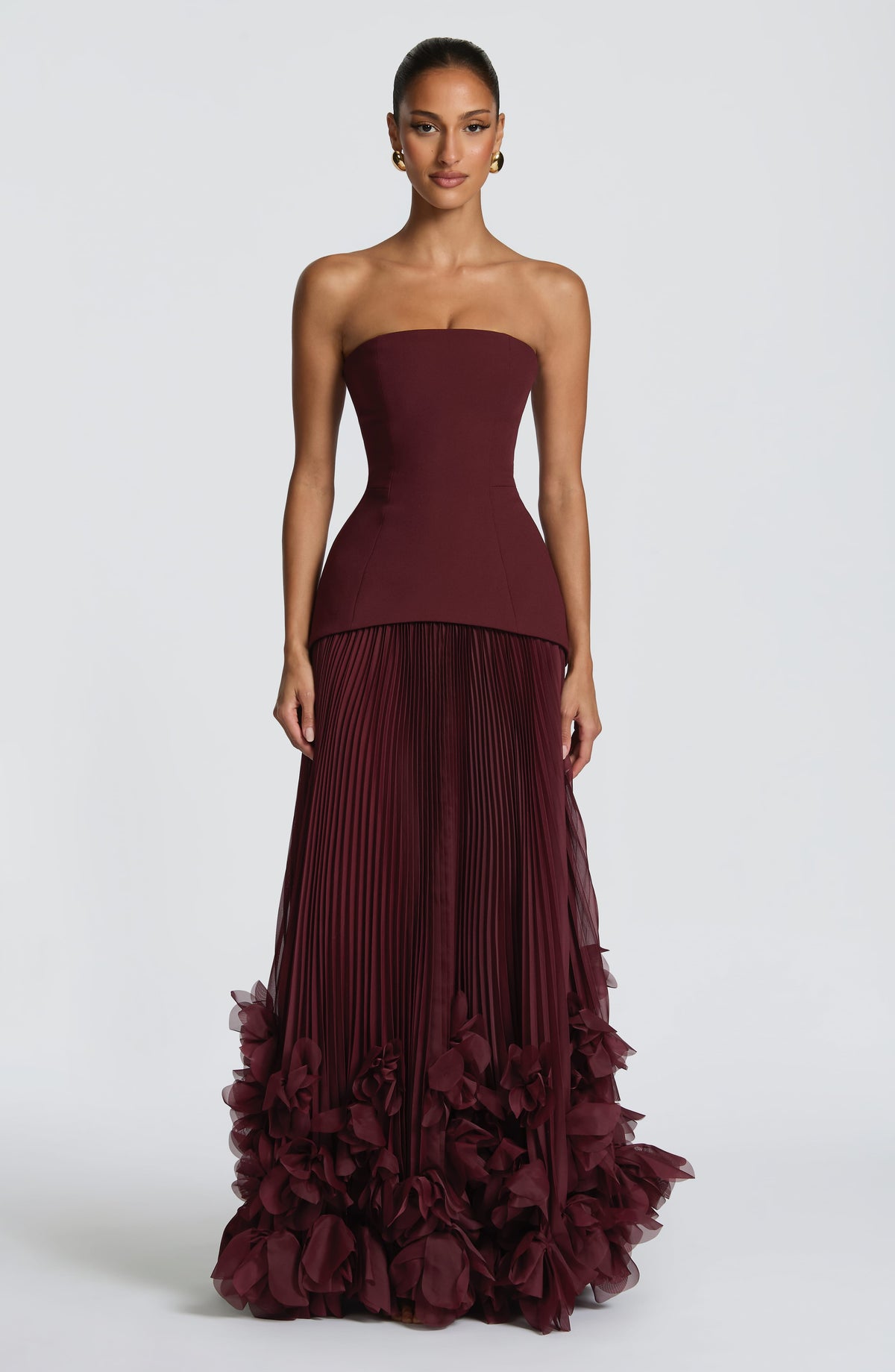 Vestido SERAFINA burdeos sin tirantes con falda plisada larga y volantes voluminosos