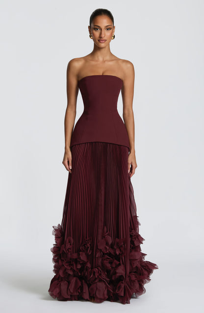 Vestido SERAFINA burdeos sin tirantes con falda plisada larga y volantes voluminosos