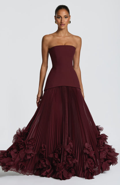 Vestido SERAFINA burdeos sin tirantes, cintura marcada y falda larga plisada con volantes