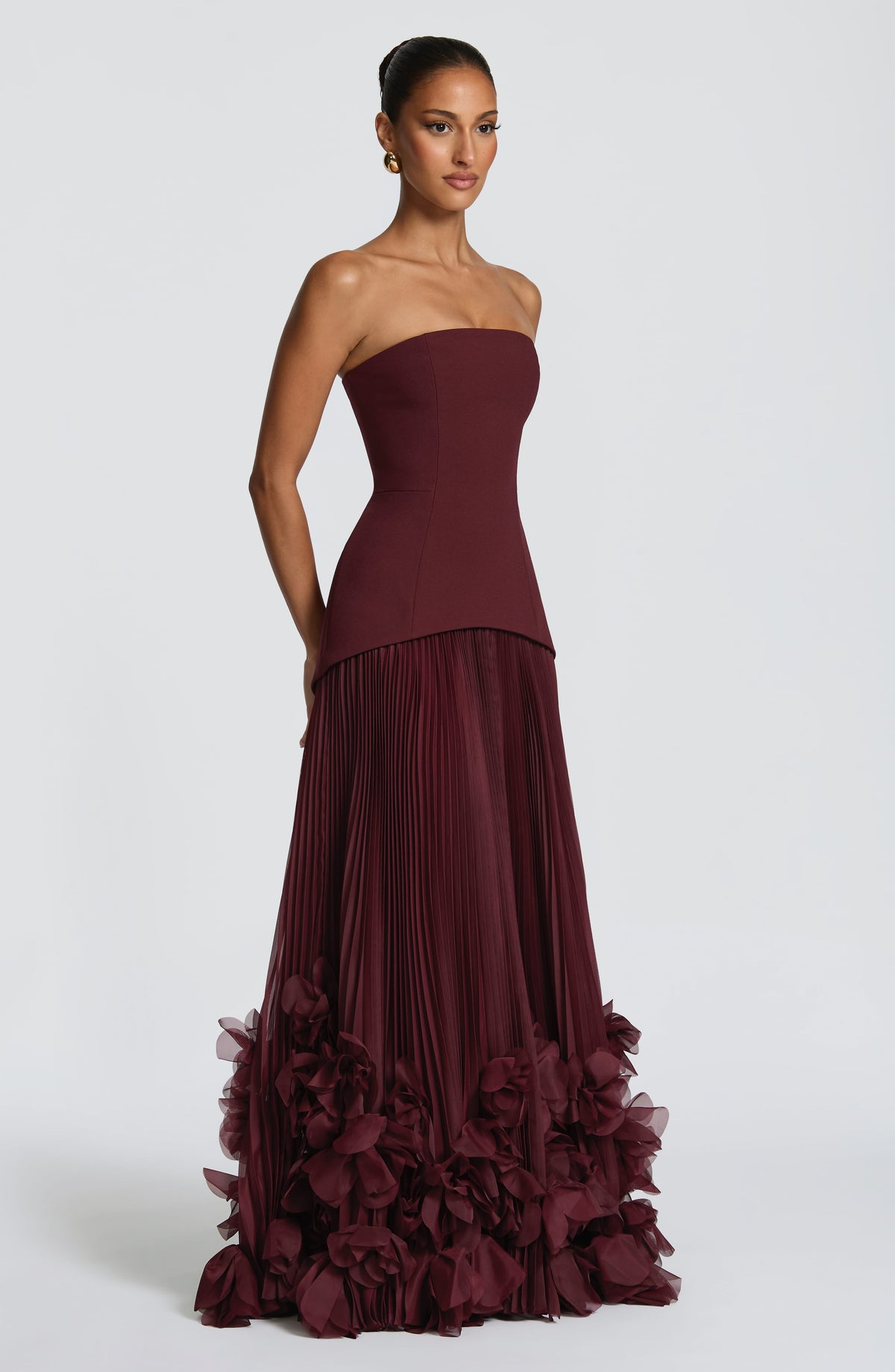 Vestido SERAFINA burdeos sin tirantes, top entallado y falda plisada con apliques florales