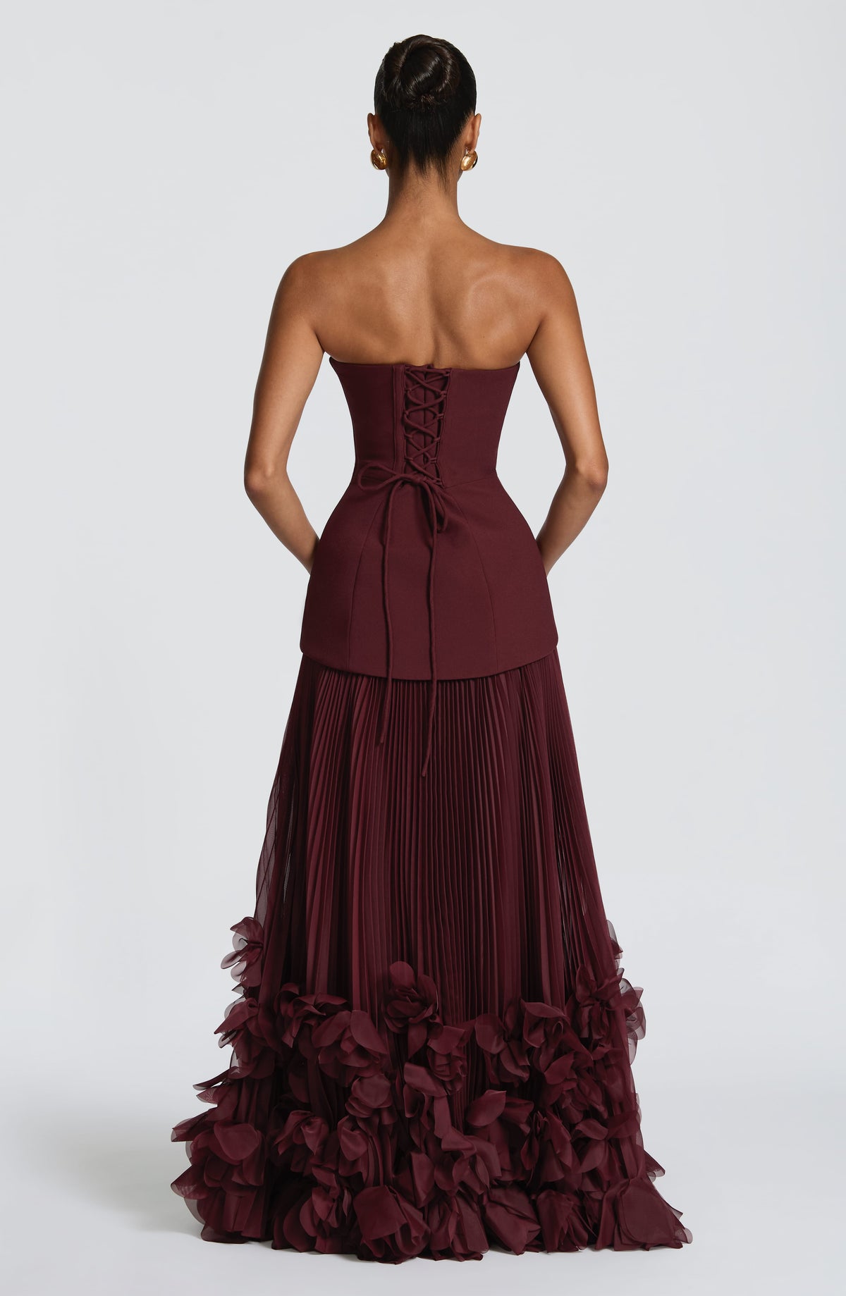 Vestido SERAFINA burdeos sin tirantes con espalda abierta y cordones, falda plisada y volantes