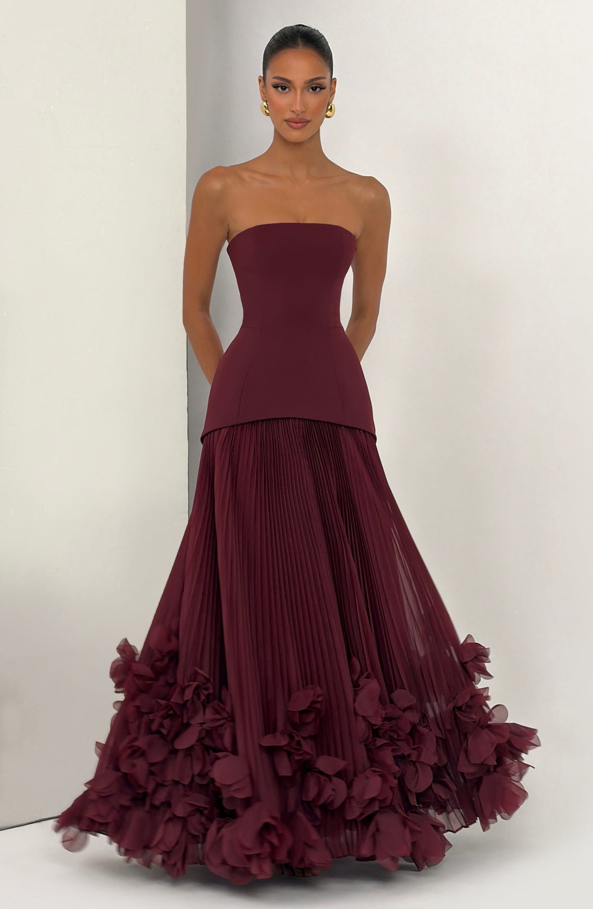 Vestido SERAFINA burdeos sin tirantes, falda plisada con volantes florales voluminosos en el bajo