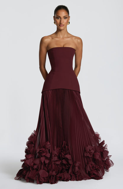 Vestido SERAFINA burdeos sin tirantes, corsé entallado y falda plisada con volantes 3D