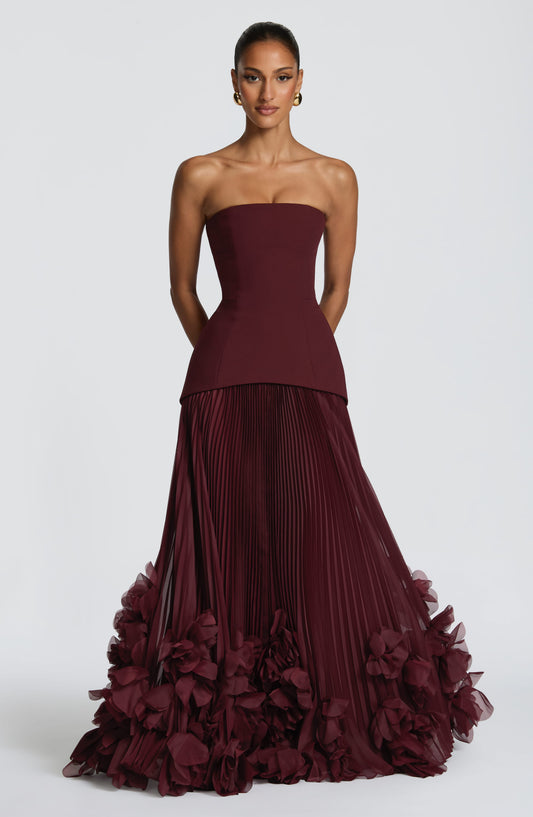 Vestido SERAFINA burdeos sin tirantes, corsé entallado y falda plisada con volantes 3D
