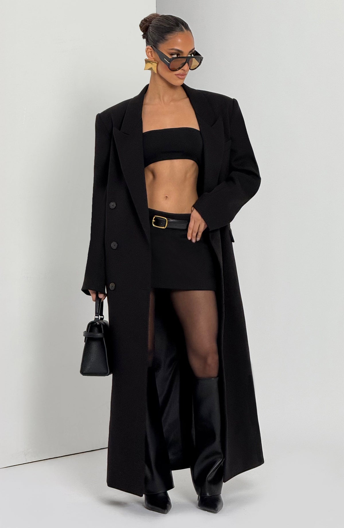 Top negro bandeau sin tirantes, con cintura marcada y ajuste ceñido.