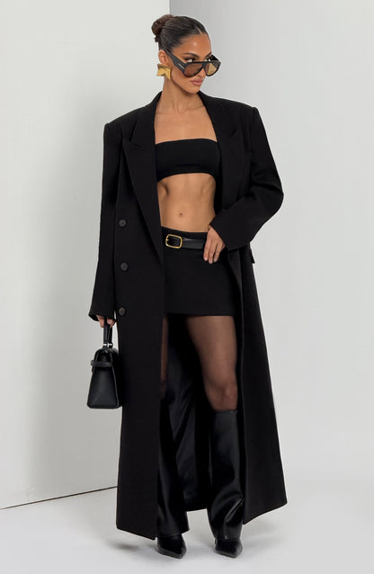 Top negro bandeau sin tirantes, con cintura marcada y ajuste ceñido.