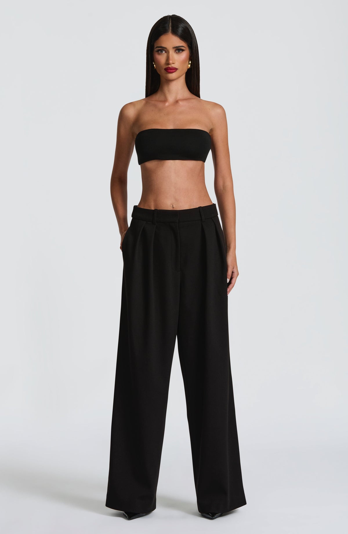Top bandeau negro sin tirantes, con parte superior plana y ajustada.