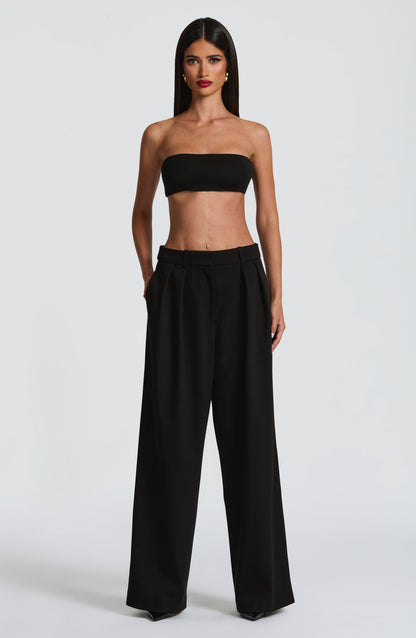 Top bandeau negro sin tirantes, con parte superior plana y ajustada.