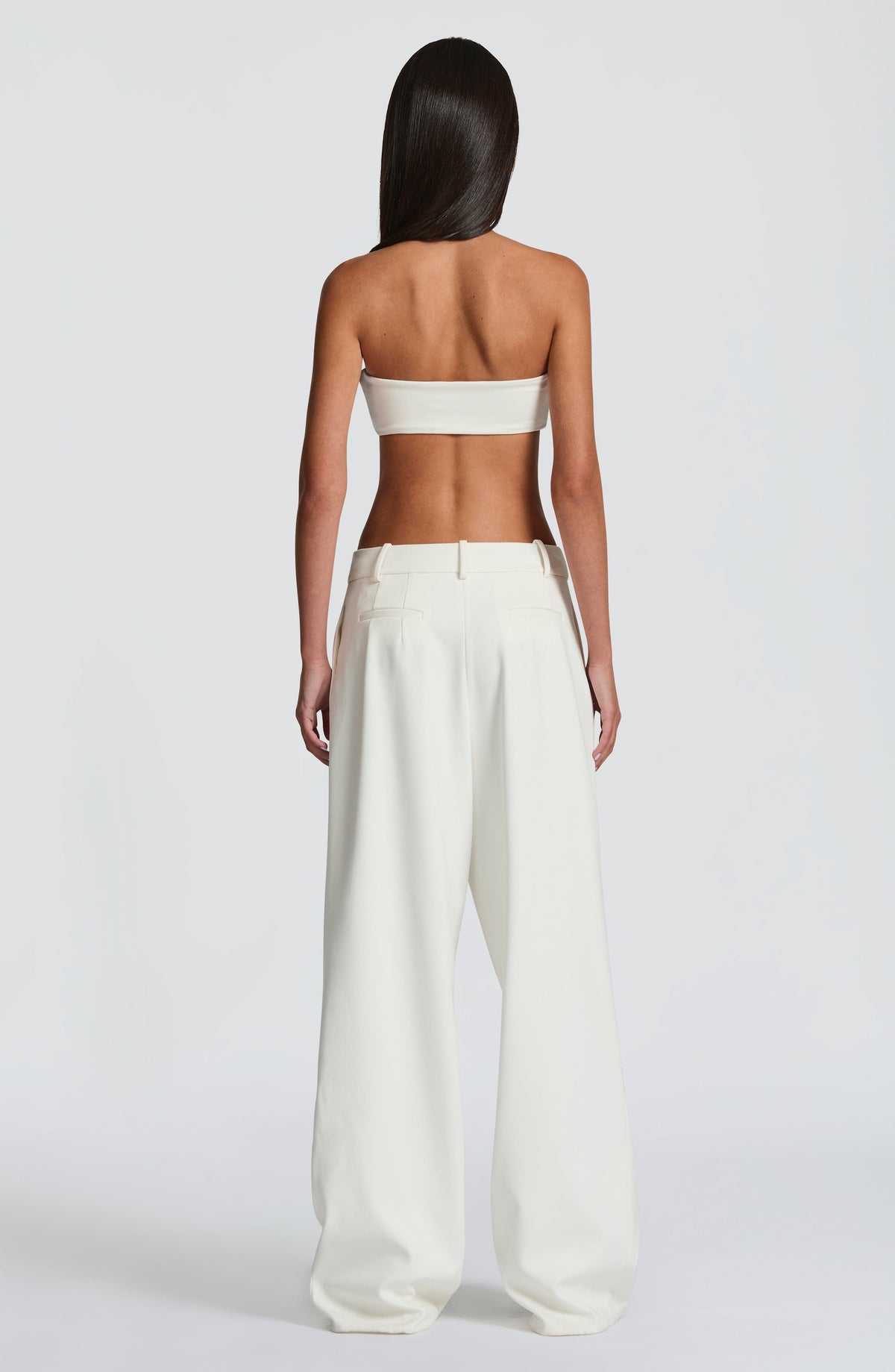 Top bandeau marfil sin tirantes, vista trasera con espalda descubierta