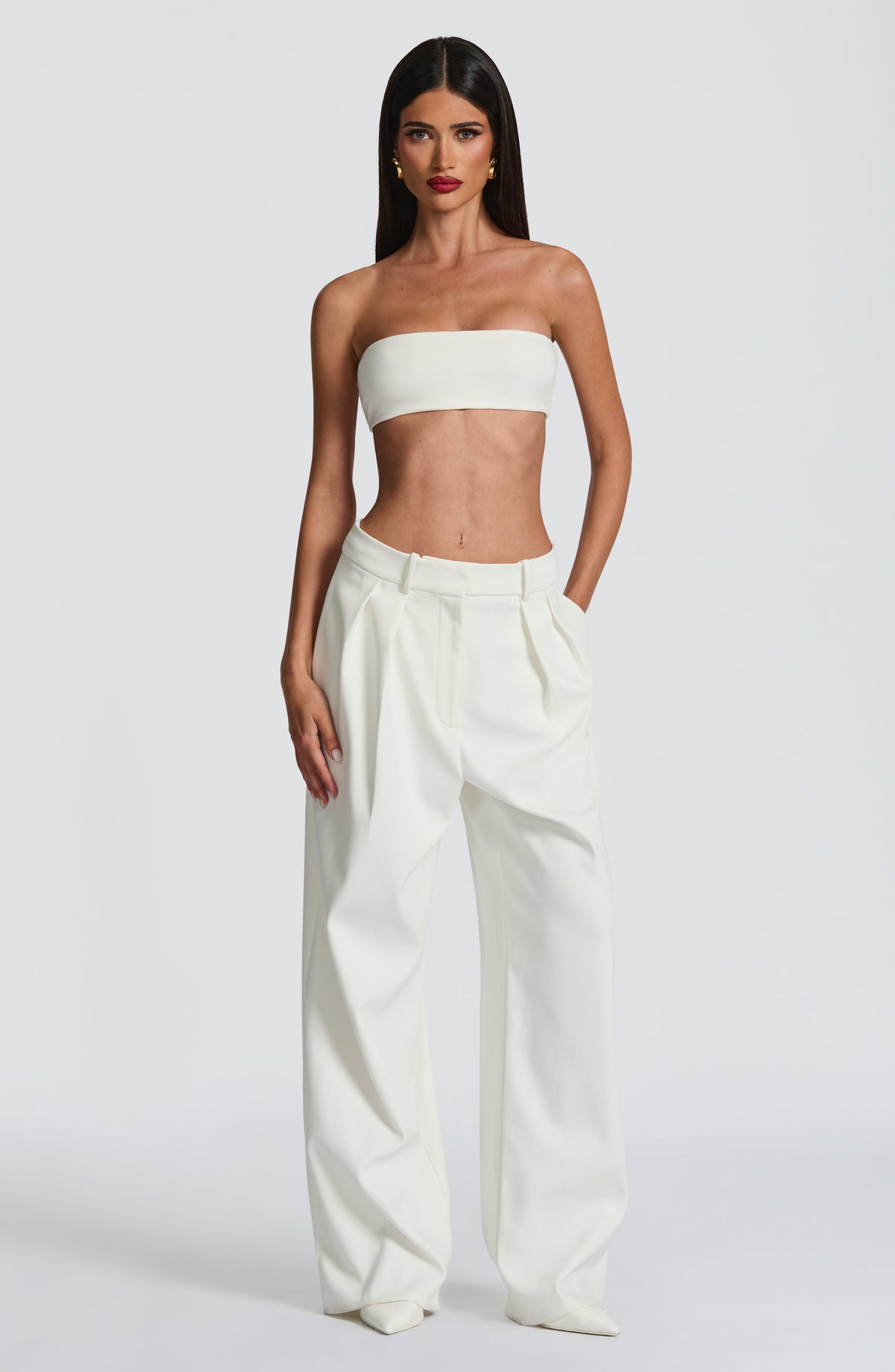 Top marfil tipo bandeau sin tirantes, escote recto y ajuste entallado