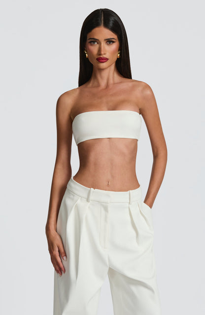 Top tipo bandeau marfil sin tirantes, escote recto y costuras marcadas