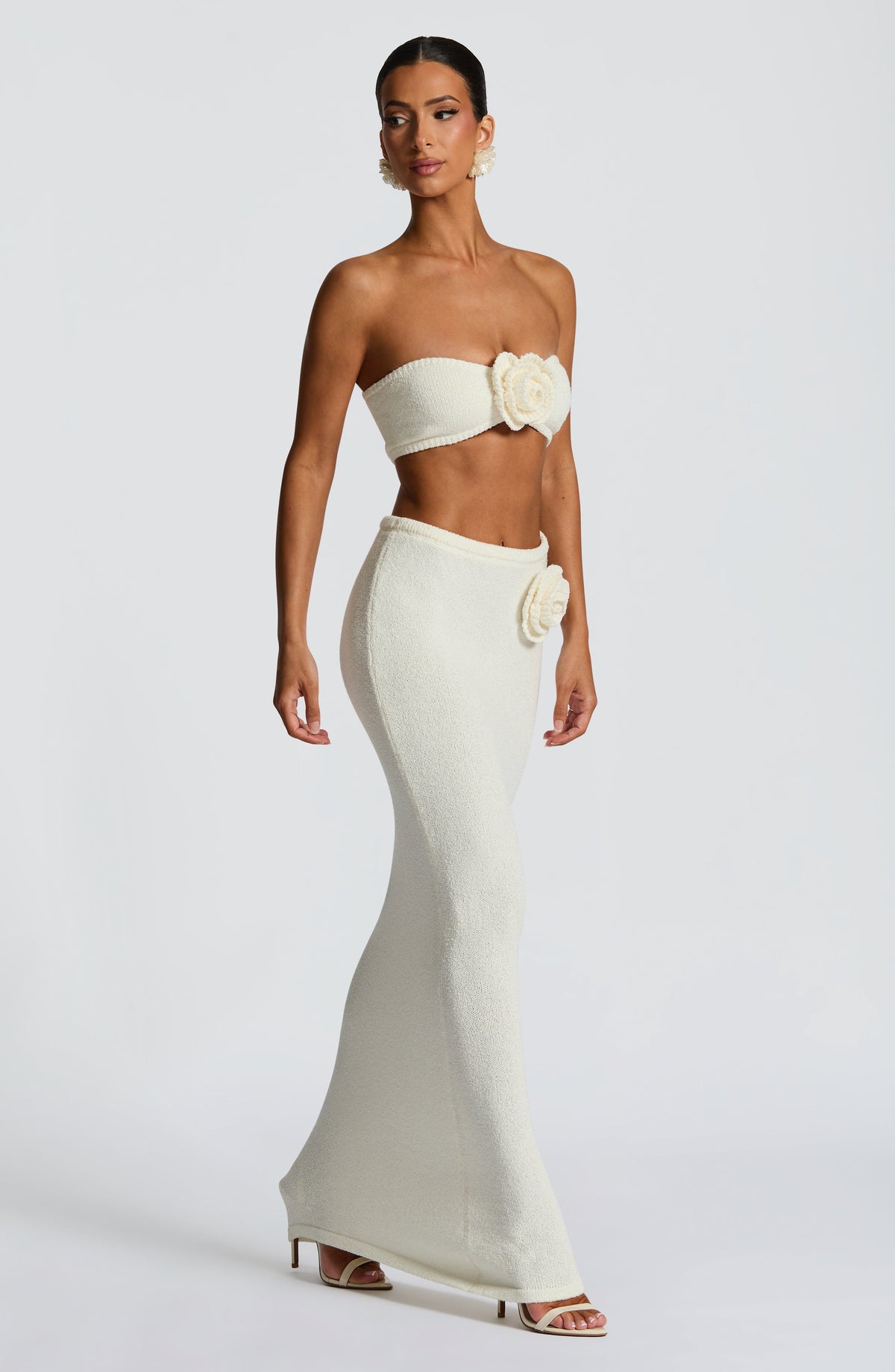 Top bandeau marfil sin tirantes con apliqué de flor 3D central