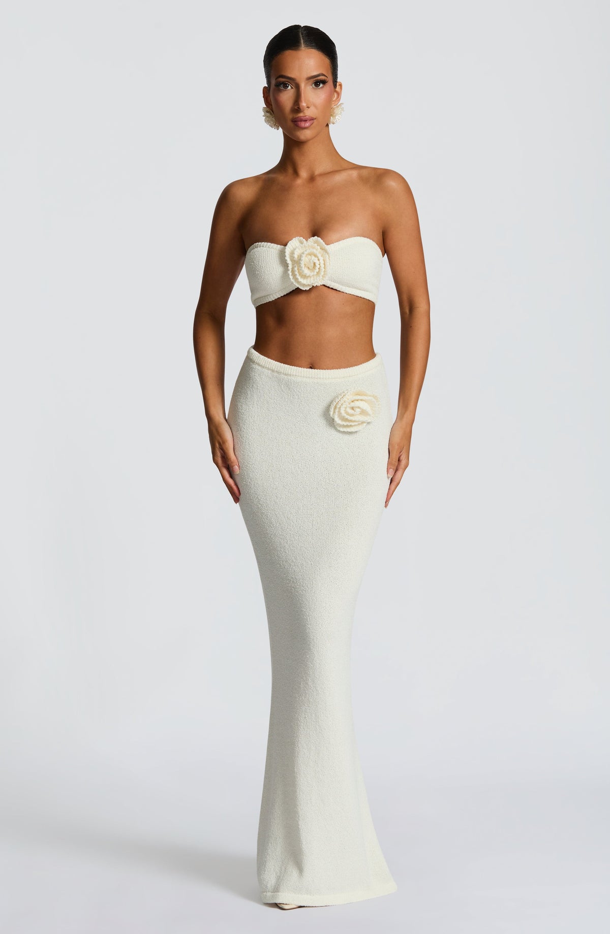 Top bandeau marfil sin tirantes con flor 3D en el centro