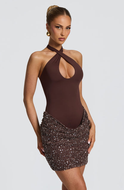 Vestido corto burdeos con escote halter y abertura oval en el pecho, falda de lentejuelas