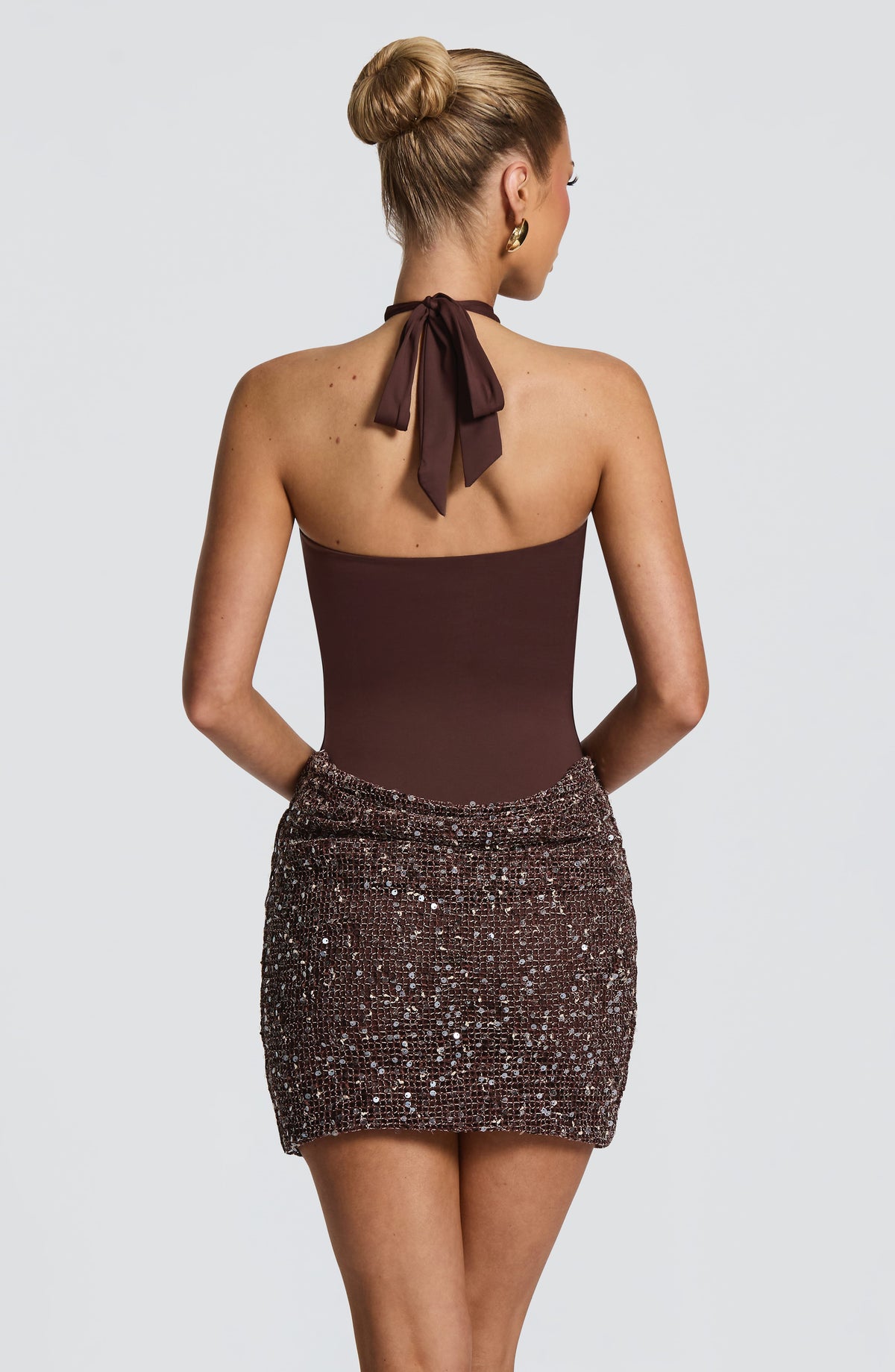 Vestido halter burdeos con lazo en la nuca y falda corta de lentejuelas oscuras