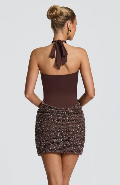 Vestido halter burdeos con lazo en la nuca y falda corta de lentejuelas oscuras
