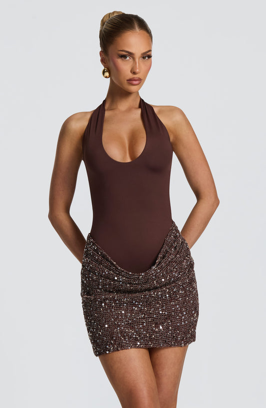 Vestido burdeos con escote halter abierto y falda corta efecto tweed con lentejuelas