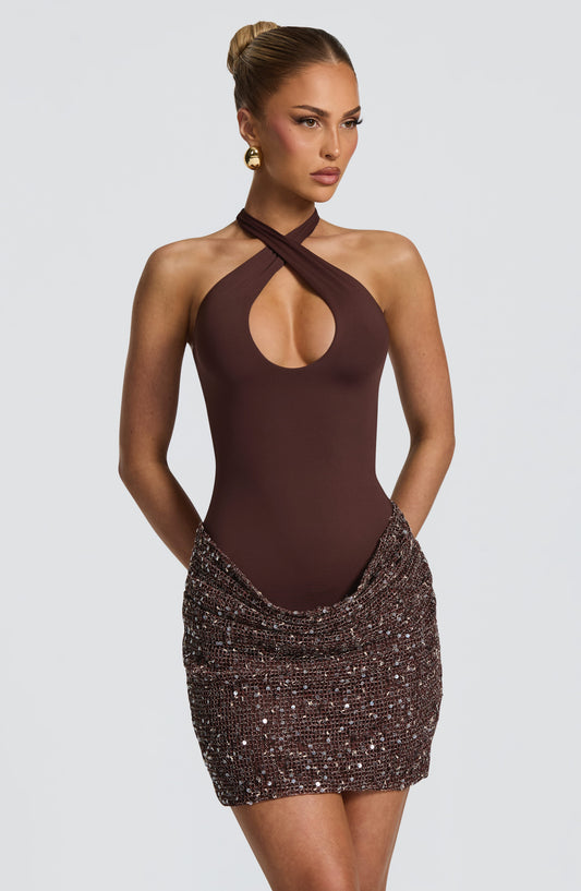 Vestido corto de un solo cuerpo burdeos con escote halter y falda corta con lentejuelas