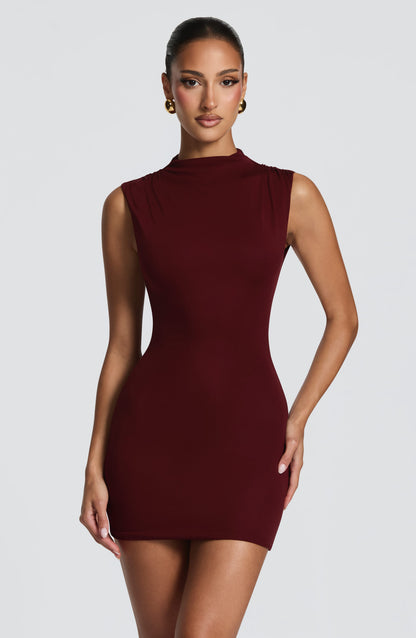 Vestido sin mangas burdeos con cuello alto y corte ajustado hasta la cadera