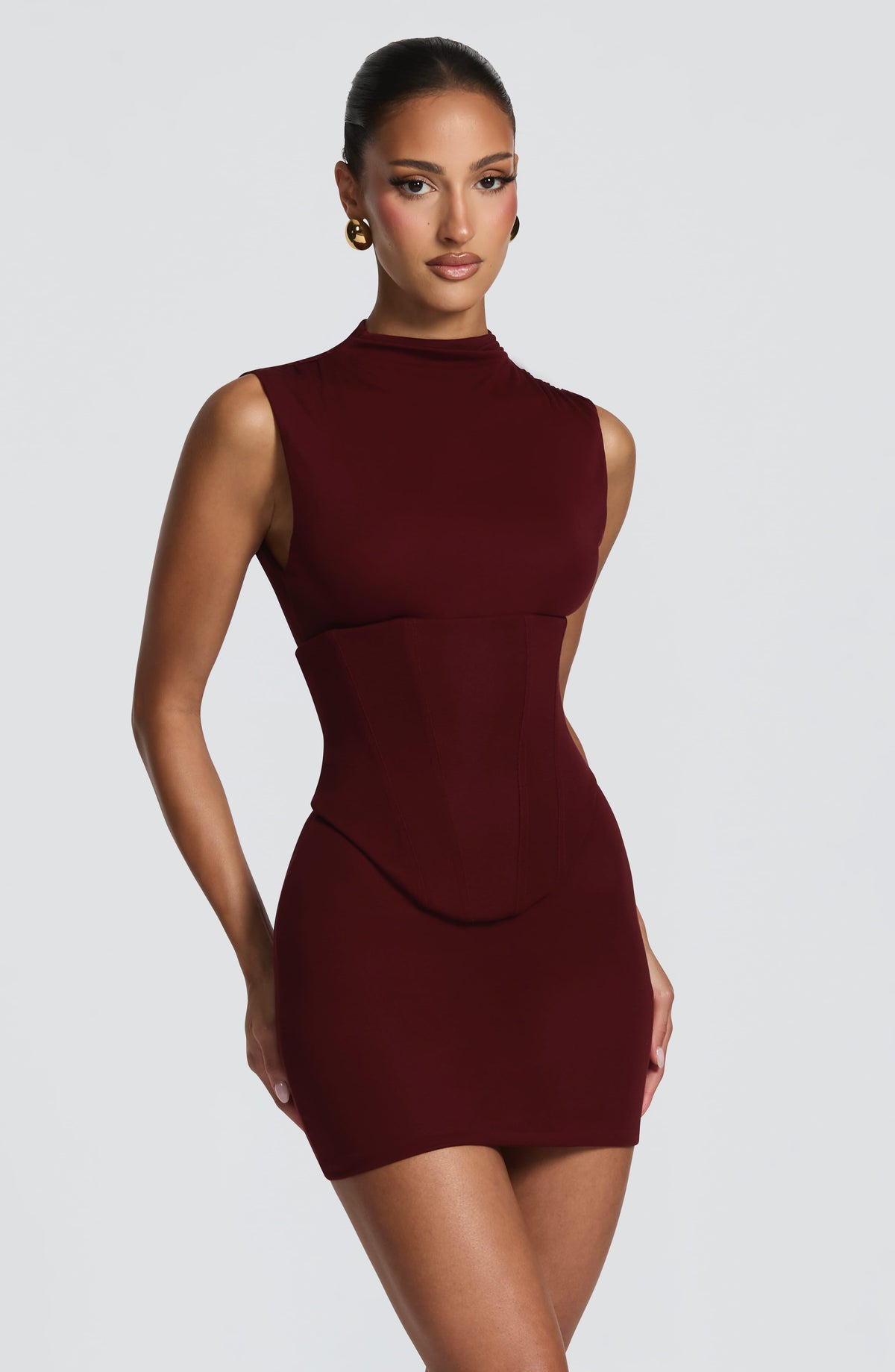 Vestido sin mangas burdeos con cuello alto y drapeado en la cintura