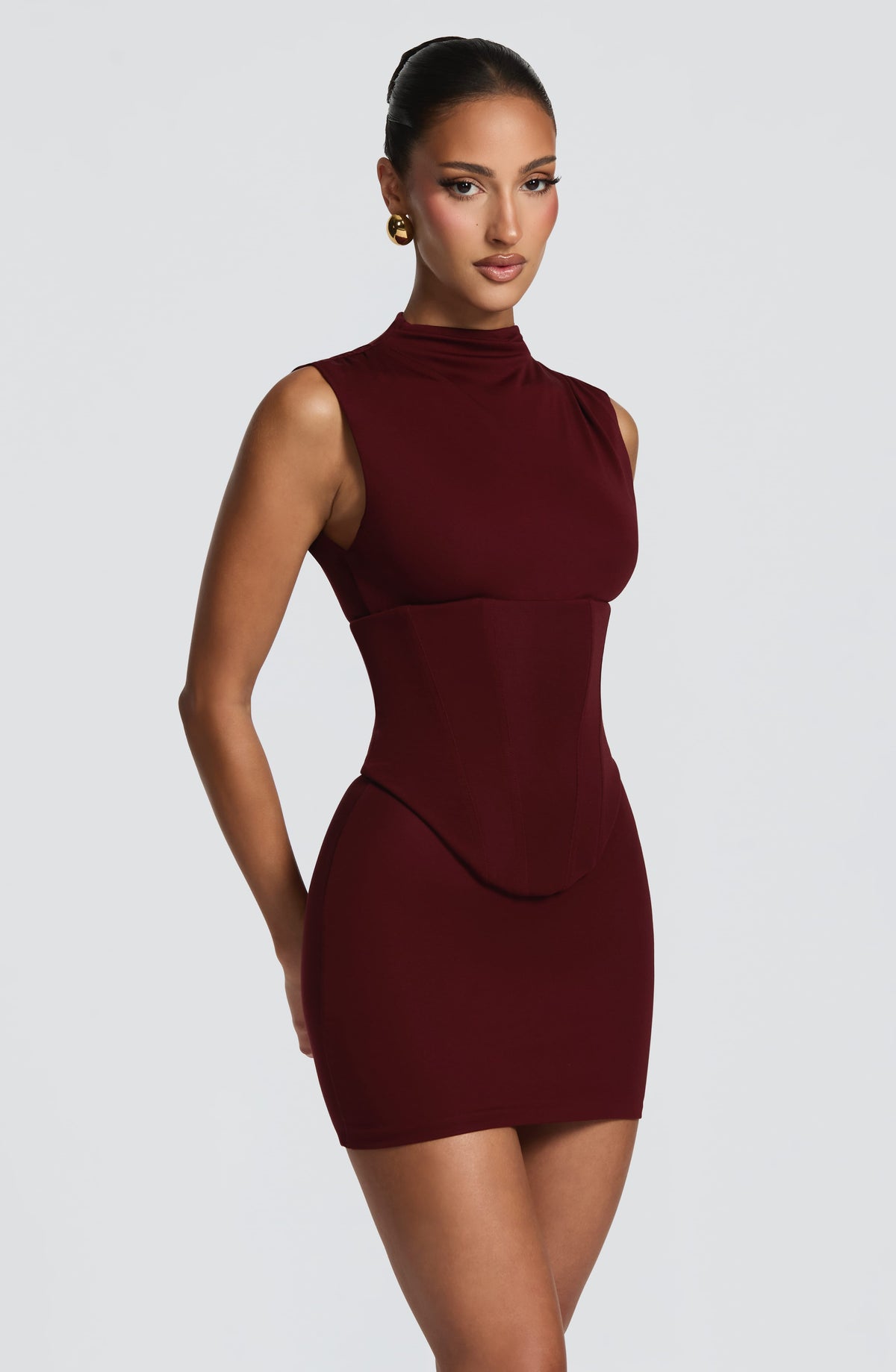 Vestido sin mangas burdeos con cuello alto, falda mini y costura entallada