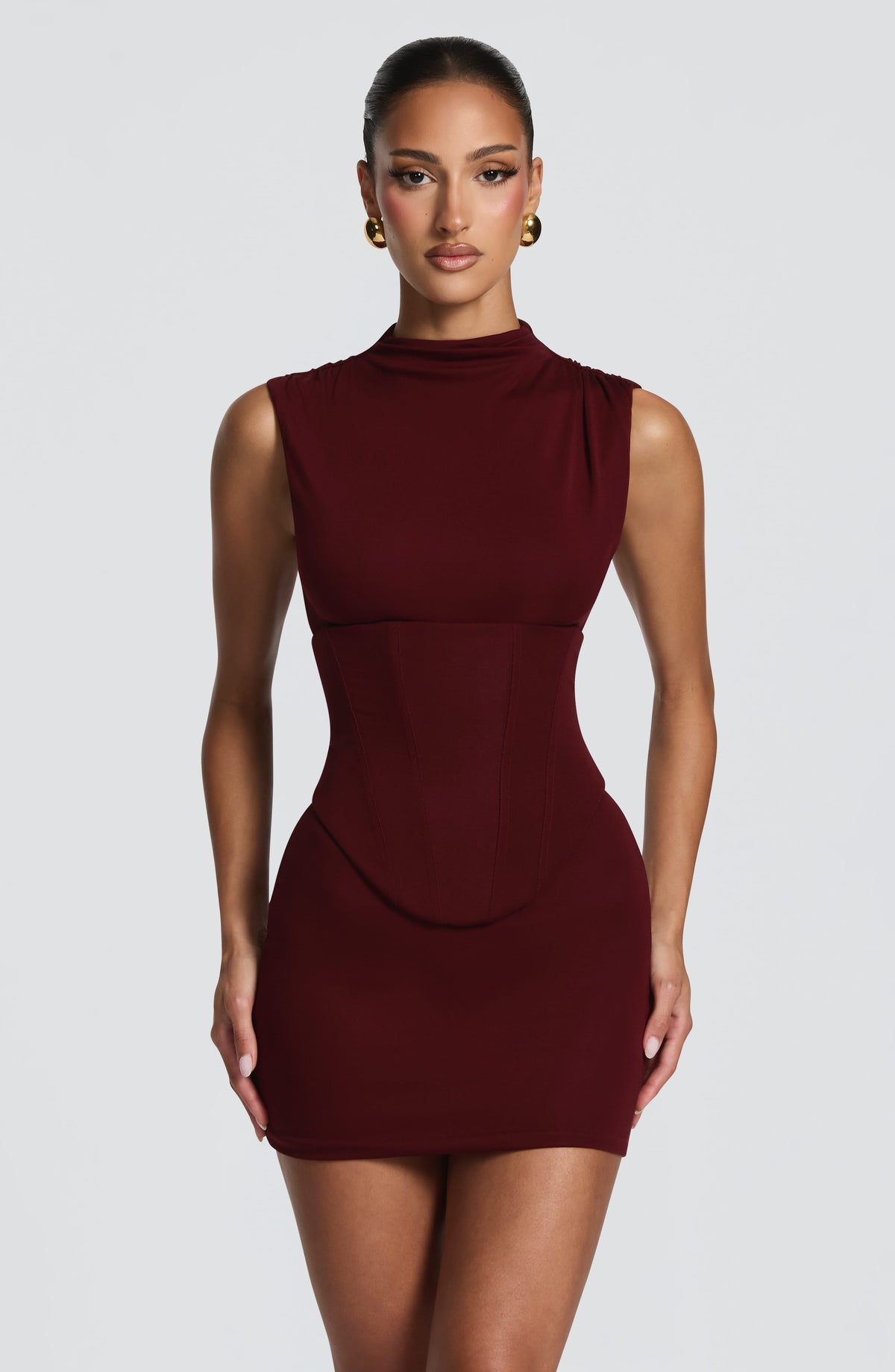 Vestido sin mangas burdeos con cuello alto y silueta entallada estilo mini