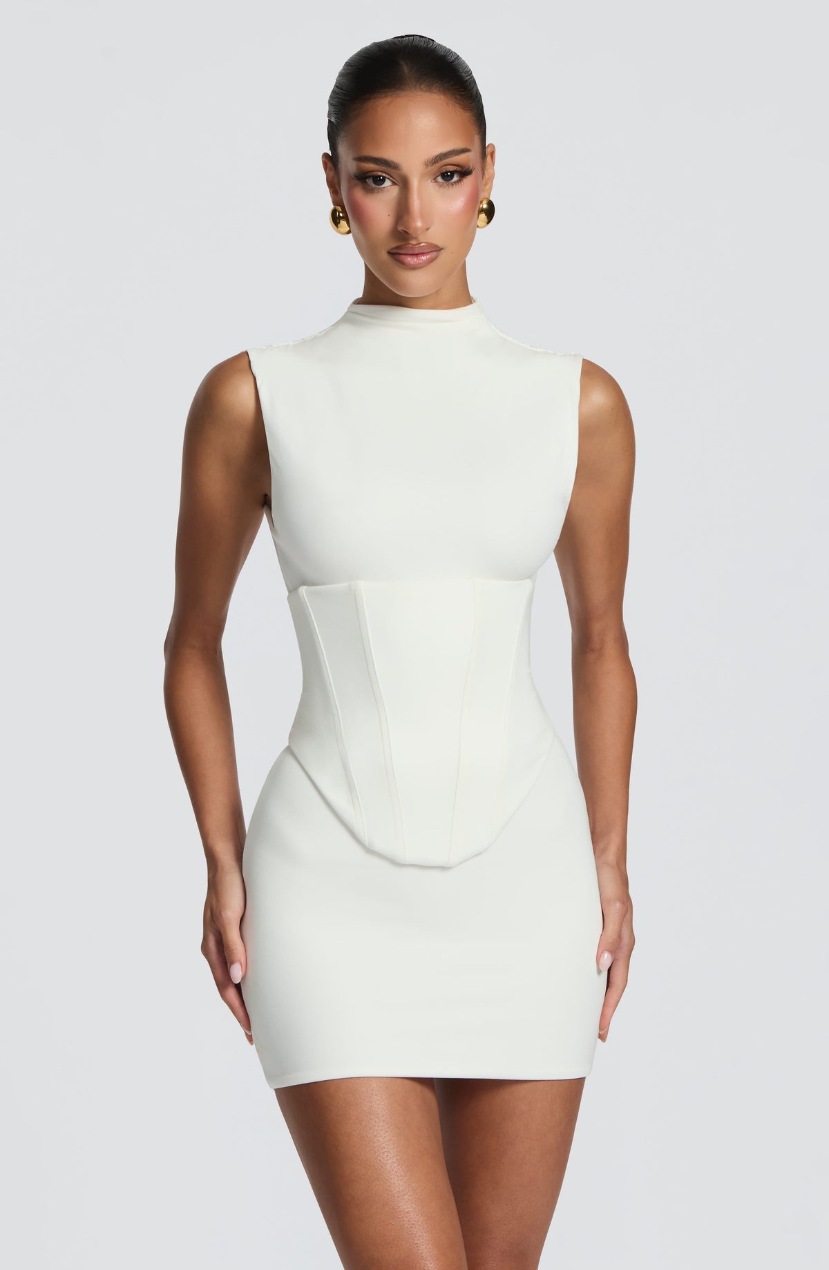 Vestido SOFÍA blanco sin mangas y cuello alto; panel frontal con formas tipo corsé