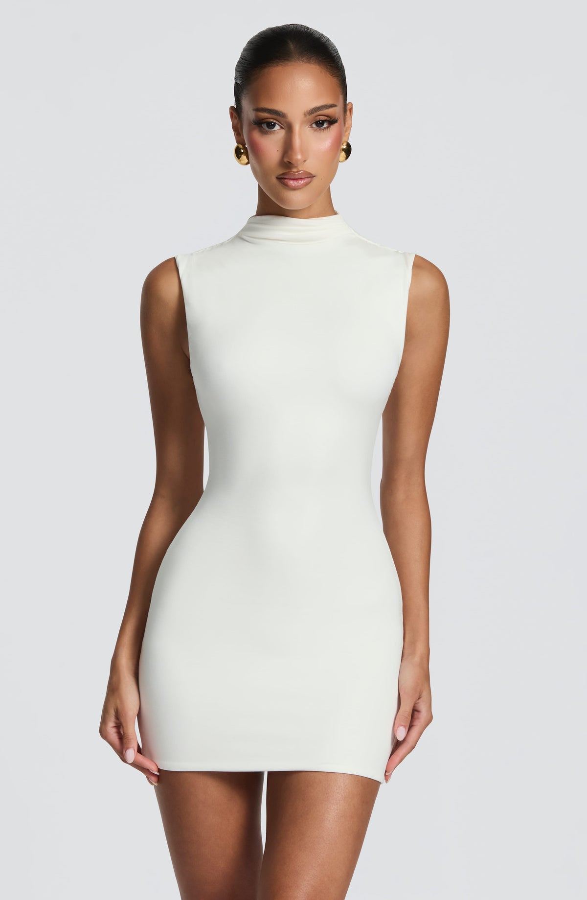 Vestido SOFÍA blanco sin mangas con cuello alto y ajuste entallado