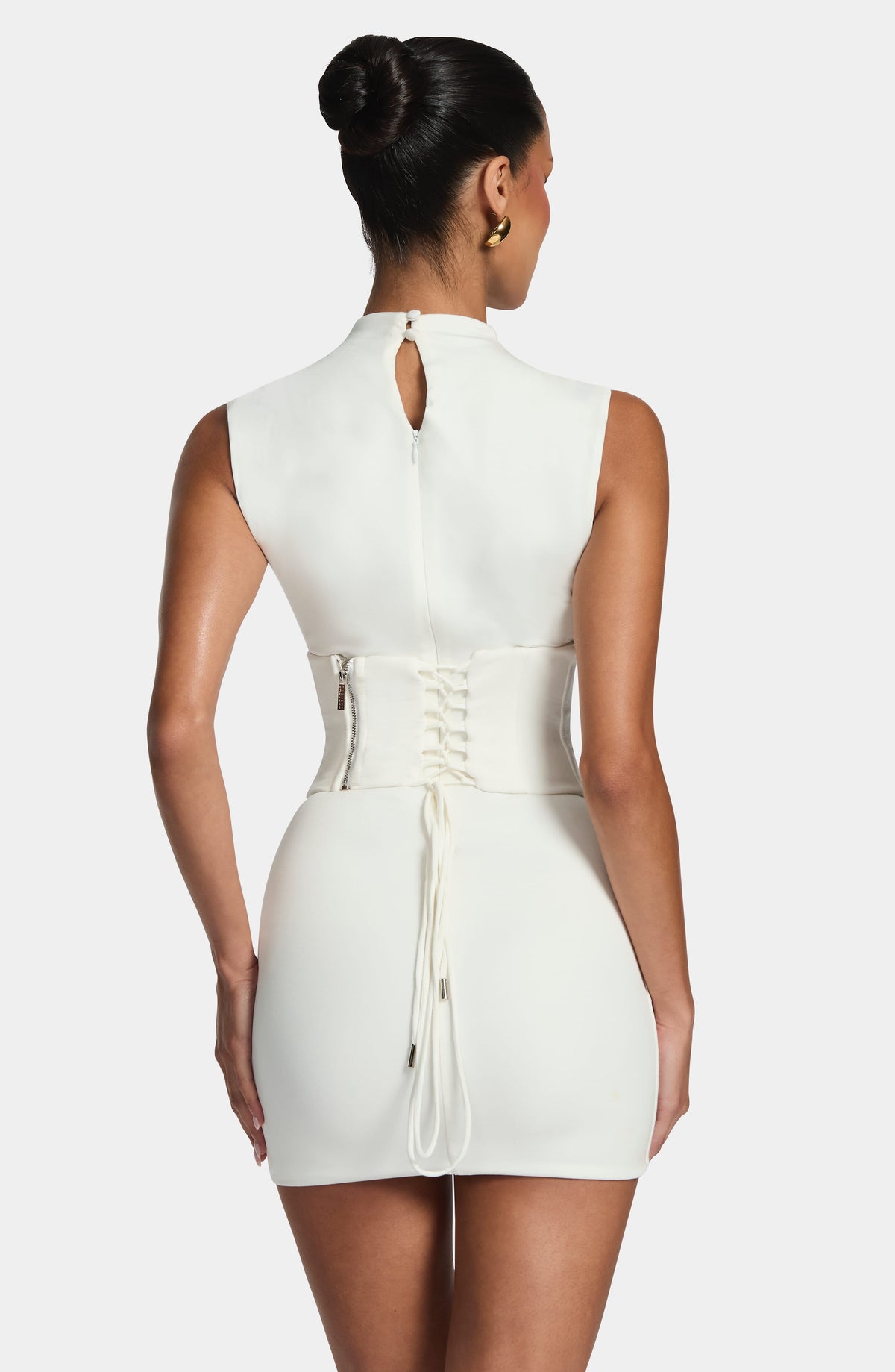 Vestido SOFÍA blanco con espalda descubierta parcial y cordón de amarre trasero